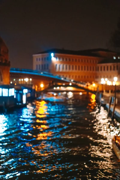 Uma vista para o canal à noite. Veneza, Itália — Fotografia de Stock