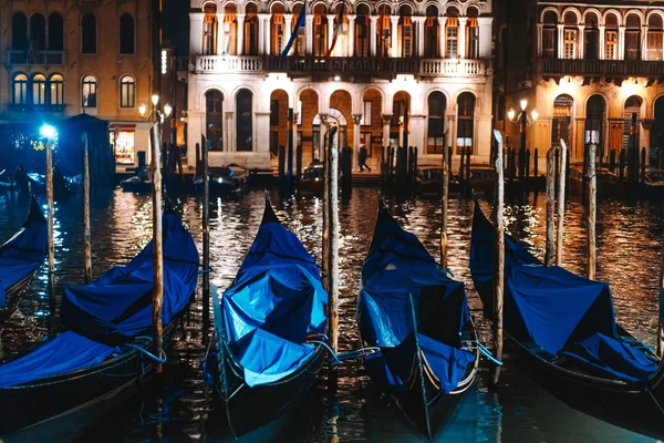 Reihe von Gondeln und glühenden Straßen. Italien, Europa — Stockfoto