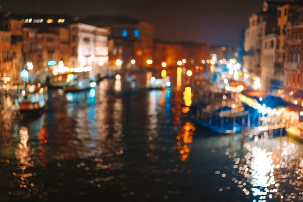 Pohled na kanál v noci. Benátky, Itálie — Stock fotografie