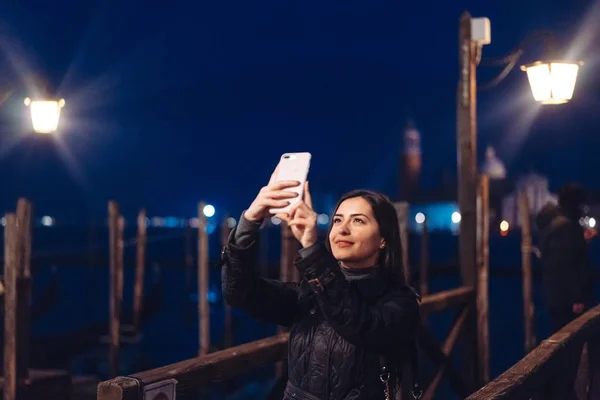 Beautiful young woman taking selfie in the city — Stock Photo, Image