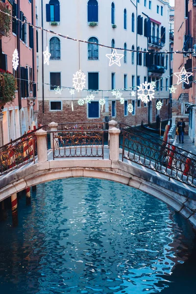 Gondoles sur le canal étroit latéral, Venise, Italie . — Photo