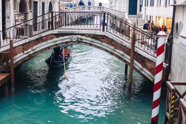 Gondoles sur le canal étroit latéral, Venise, Italie . — Photo