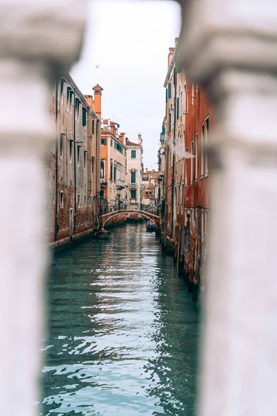 Canal coloré et relaxant à Venise — Photo