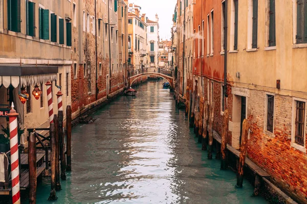 Canal coloré et relaxant à Venise — Photo