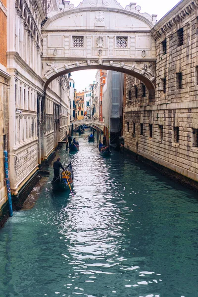 Canal veneciano con casas antiguas y barcos — Foto de Stock