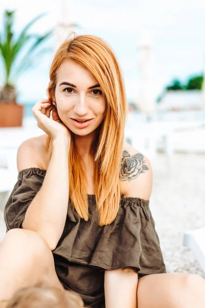 Jovem mulher com cabelo vermelho posando para a câmera — Fotografia de Stock