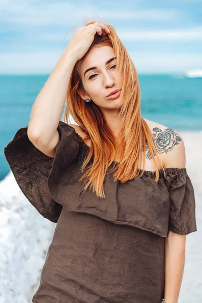 Jovem mulher com cabelo vermelho posando para a câmera — Fotografia de Stock