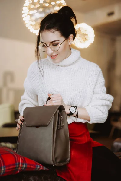 Mulher na moda segurar saco preto — Fotografia de Stock