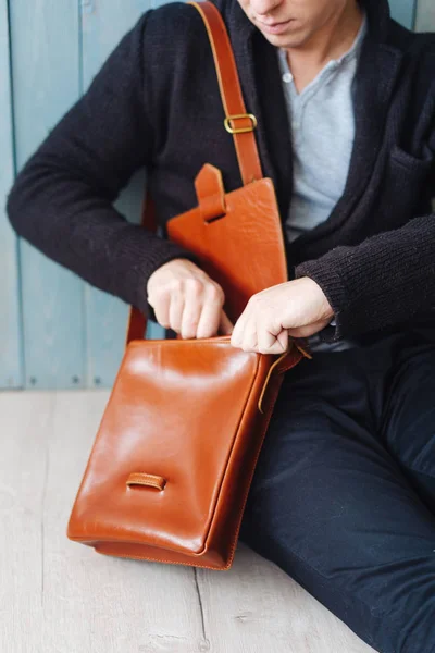 Schöner Kerl mit Ledertasche — Stockfoto