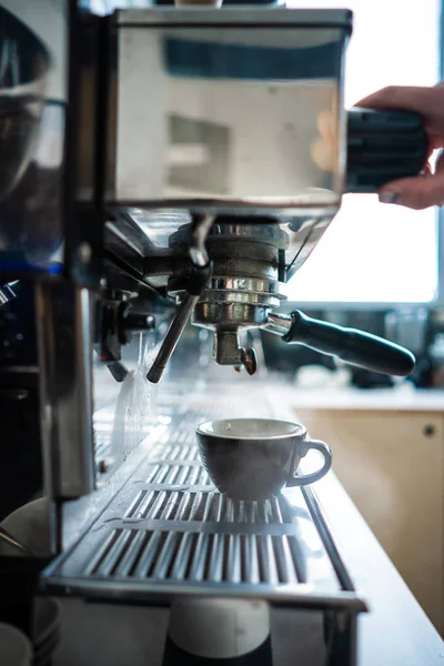 Machine à café dans un bar close up . — Photo