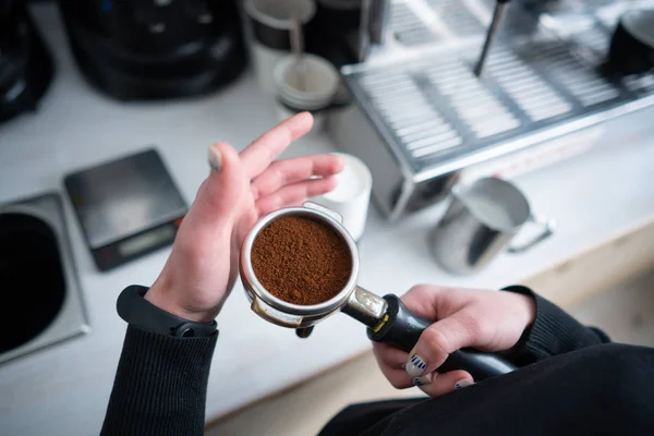 Portafilter Barista con café molido — Foto de Stock