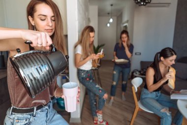 Arkadaşlar mutfakta.