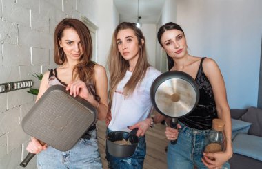 Arkadaşlar birlikte eğlenin.