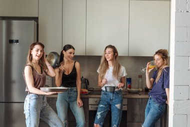 Arkadaşlar birlikte eğlenin.