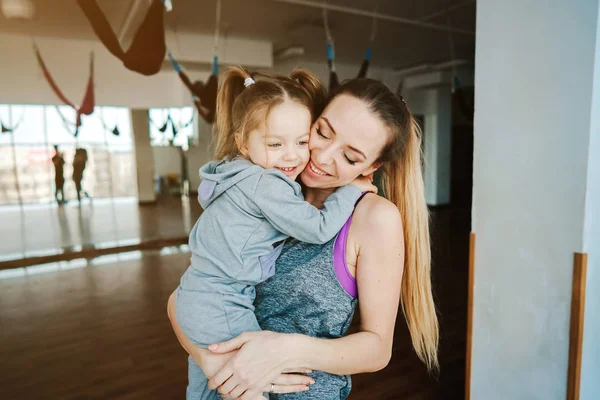 Mother holds her daughter in her arms — Stock Photo, Image