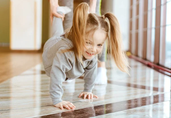 Little girl crawls on her hands — Stock Photo, Image