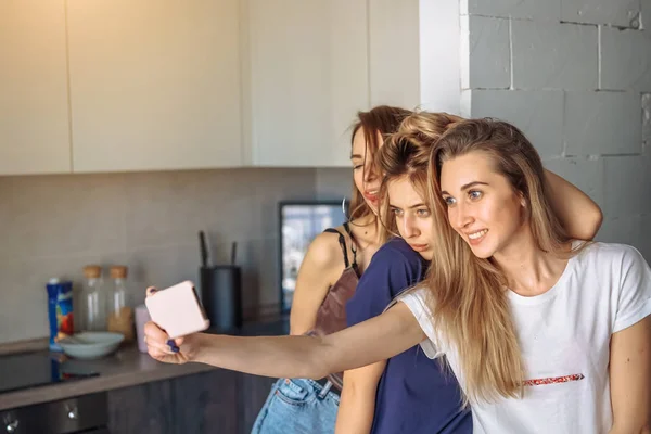 Meninas tomar selfy no telefone — Fotografia de Stock