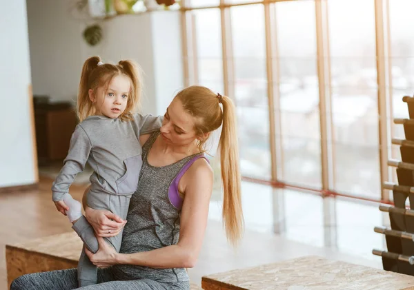 Niña y mamá posando en la cámara — Foto de Stock