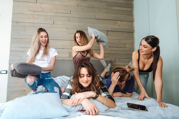 Cinco meninas na cama no quarto — Fotografia de Stock