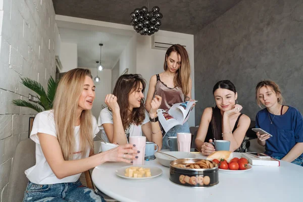 Grupo de mulheres na cozinha — Fotografia de Stock