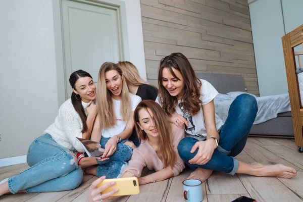 Holky na podlaze dělají selfie — Stock fotografie