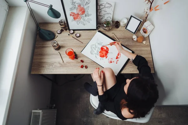 Mladá žena Malování akvarelu barvy — Stock fotografie