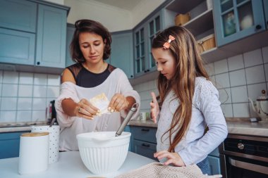Anne yemek pişirmeye küçük kızı öğretir