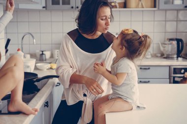 Anne ve küçük kızı birlikte eğleniyorlar.