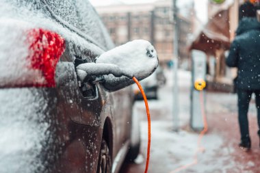 Kışın şarj elektrikli araç soketi