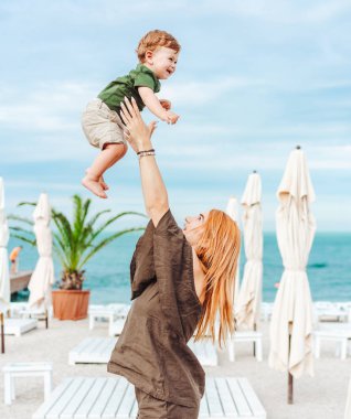 Anne ve küçük oğlu sahilde, tatildeler.