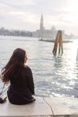 Büyük Kanal kenarında oturan kız