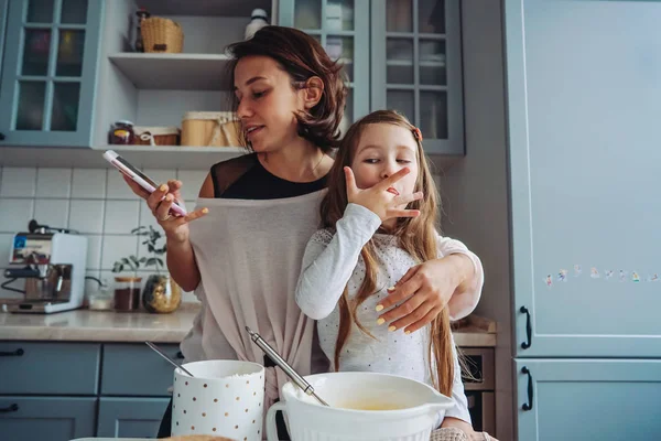 Mom teaches her little daughter to cook food — Stock Photo, Image