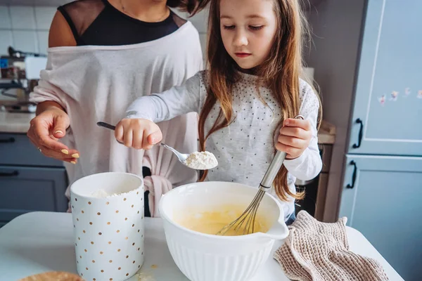 Mamá enseña a su hijita a cocinar comida — Foto de Stock