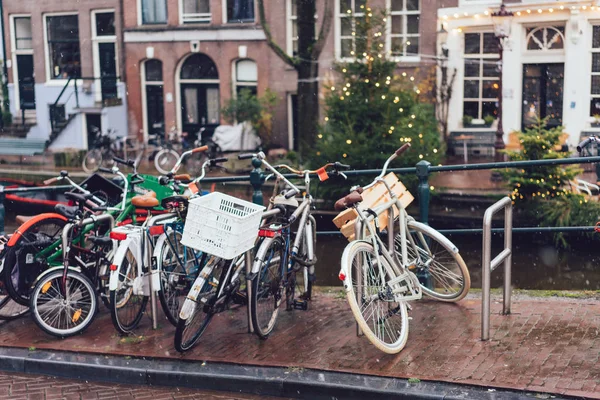 Fietsen voering van een brug over de grachten van Amsterdam — Stockfoto