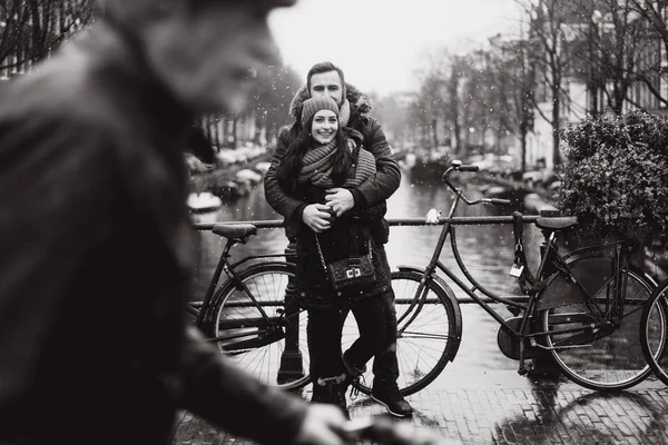Man en meisje in de straat in de regen — Stockfoto