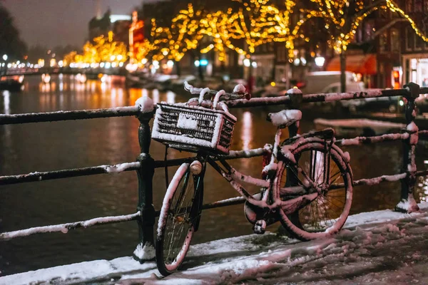 Bicicletas aparcadas en un puente sobre los canales de Ámsterdam —  Fotos de Stock