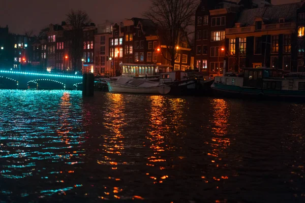 Noční osvětlení budov a lodě v kanálu. — Stock fotografie