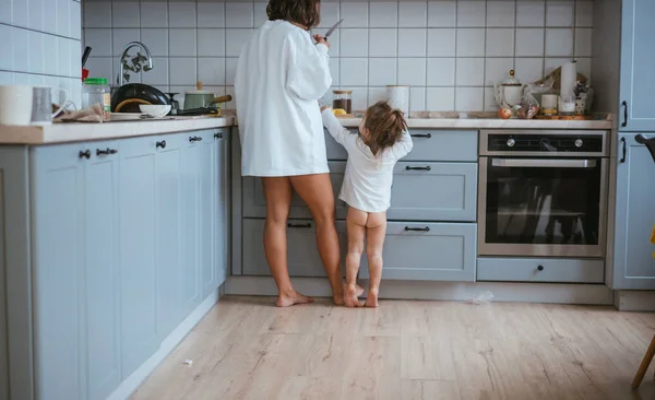 Mom and daughter preparing breakfast — Stock Photo, Image