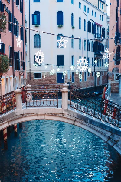 Гондолы на боковом узком канале, Венеция, Италия . — стоковое фото