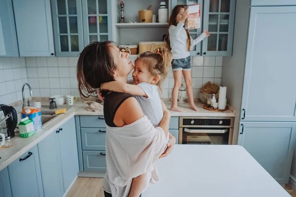Счастливая семья, весело проводящая время на кухне Стоковое Фото