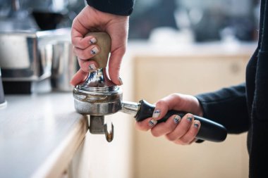 Dış müdahale kullanarak çekilmiş kahve Barista presler.