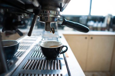 Çelik kahve makinesi espresso ayakta küçük fincan