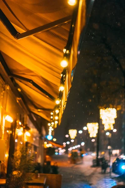 Rua da cidade noturna coberta de neve — Fotografia de Stock