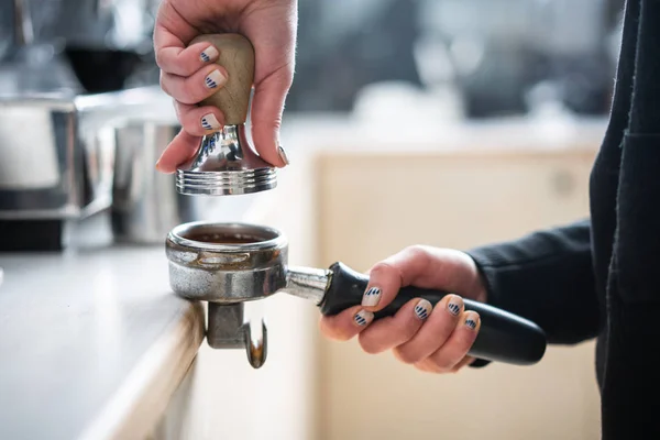 咖啡师按使用防篡改的研磨咖啡. — 图库照片