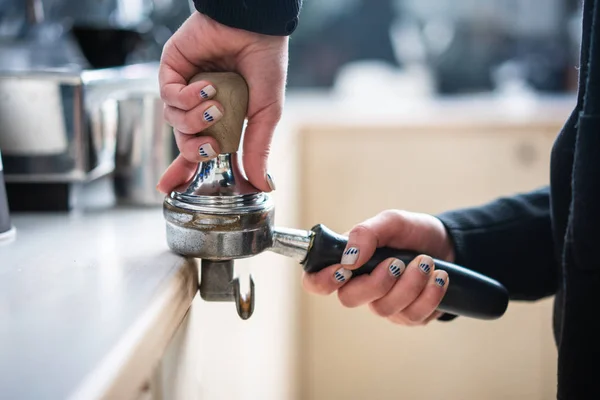 Dış müdahale kullanarak çekilmiş kahve Barista presler. — Stok fotoğraf