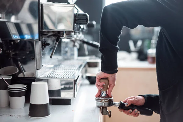 Dış müdahale kullanarak çekilmiş kahve Barista presler. — Stok fotoğraf