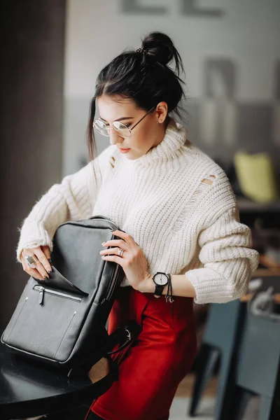 Moda mujer hold negro bolsa — Foto de Stock