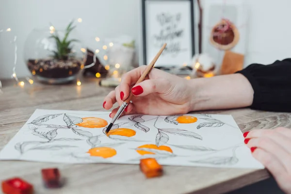 Jovem mulher pintura com tintas de aquarela — Fotografia de Stock