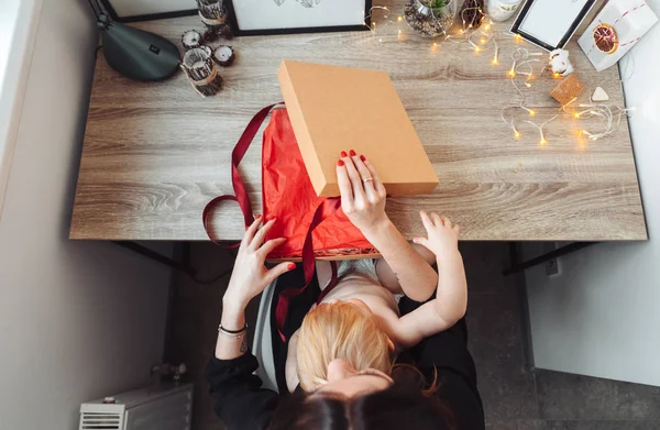 Mutter und kleiner Sohn packen ein Geschenk — Stockfoto