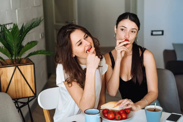 Duas mulheres amigas café da manhã na cozinha — Fotografia de Stock